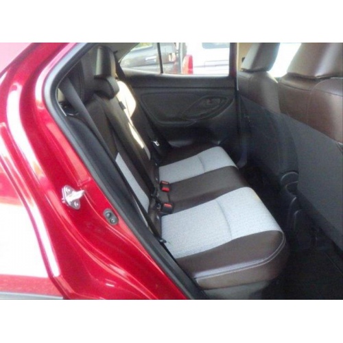 red_and_black_yaris_10