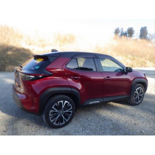 red_and_black_yaris_4